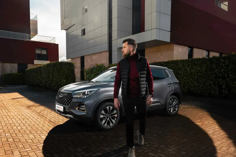 Chery Tiggo 4 Pro и водитель у дома